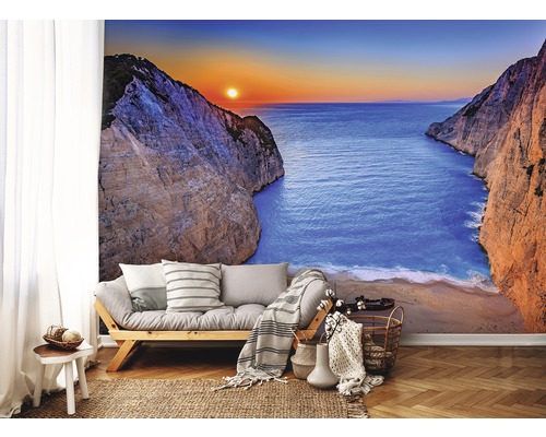 Wohnzimmer mit Fototapete einer Meeresbucht bei Sonnenuntergang