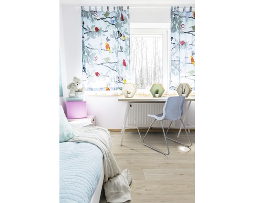 Helles Kinderzimmer mit Bett, Schreibtisch, Stuhl und Vorhängen mit Vogelmotiven