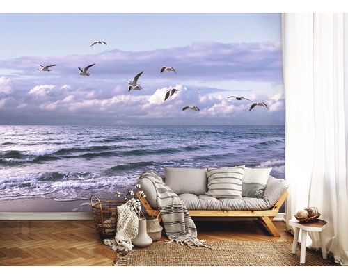 Wandbild mit Meereslandschaft und Möwen in einem hellen, wohnlichen Raum.