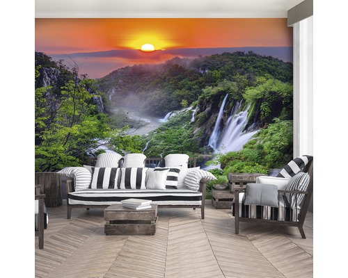 Wohnzimmer mit Fototapete eines Wasserfalls bei Sonnenuntergang, ergänzt durch eine Sitzgruppe