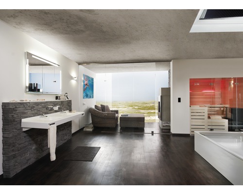 Badezimmer mit Doppelwaschbecken, Sitzgelegenheit, Kamin und Sauna