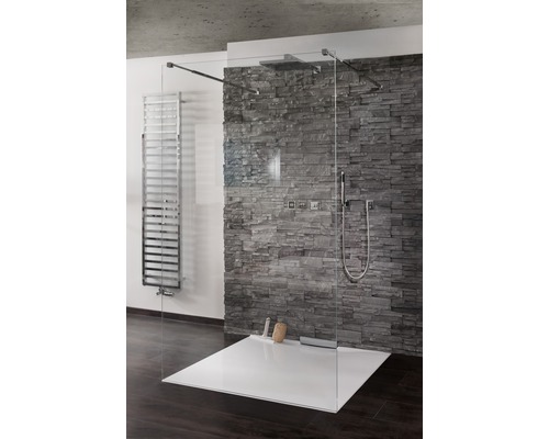 Ebenerdige Dusche mit Glaswand und Steinwand