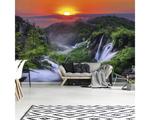 Wohnraum mit Fototapete eines Wasserfalls bei Sonnenuntergang.