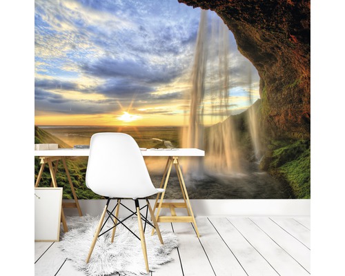 Büro mit Fototapete eines Wasserfalls im Sonnenuntergang