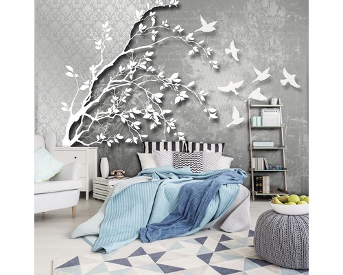 Schlafzimmer mit Tapete mit Baum und Vogel Motiven, Bett und Möbeln