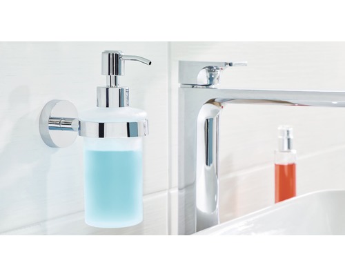 Wandseifenspender aus Chrom im Badezimmer