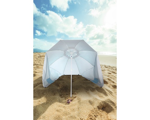 Strandmuschel auf Sandstrand mit Meer und Himmel im Hintergrund