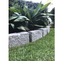 Beetbegrenzung aus Granitsteinen im Garten