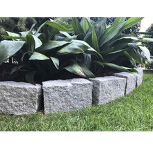 Beeteinfassung aus Granitsteinen im Garten