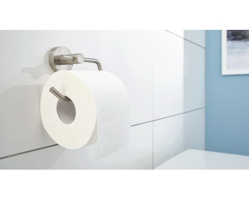 Toilettenpapierhalter mit Toilettenpapierrolle an einer Badezimmerwand
