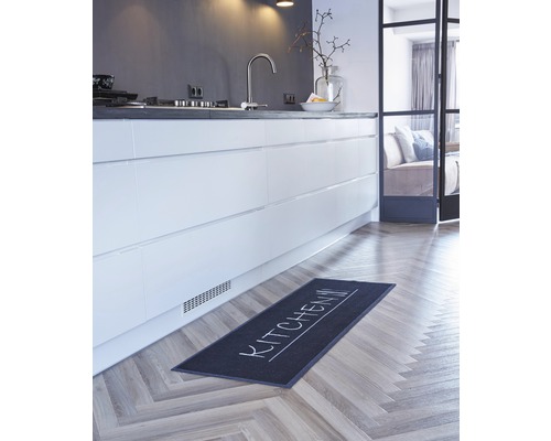 Küchenszene mit Läufer vor Küchenzeile