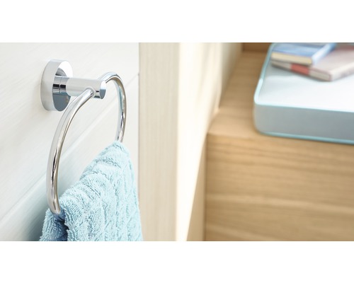 Handtuchring aus Metall mit einem Handtuch im Badezimmer.