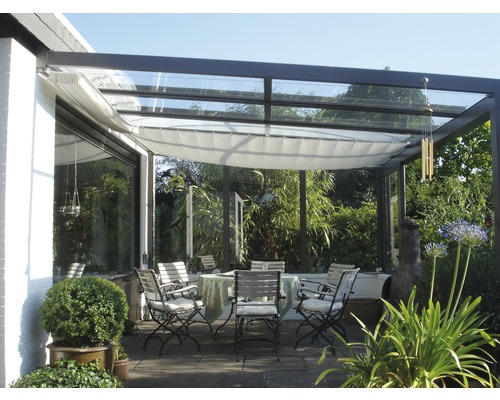 Terrasse mit Glasüberdachung, Tisch und Stühlen im Garten