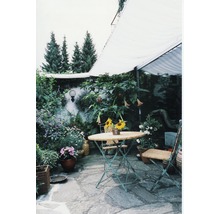 Gartenbereich mit Tisch, Stühlen und Pflanzen