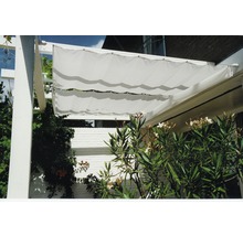 Pergola mit Sonnenschutz und Pflanzen