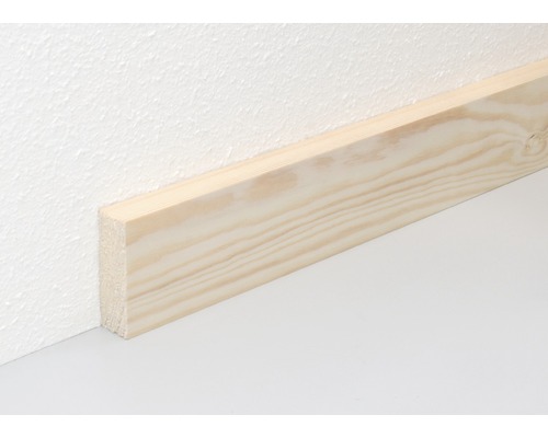 Holzleiste aus Fichte an Wand und Boden