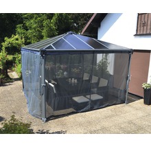 Pavillon mit Moskitonetz und Sitzgruppe im Garten