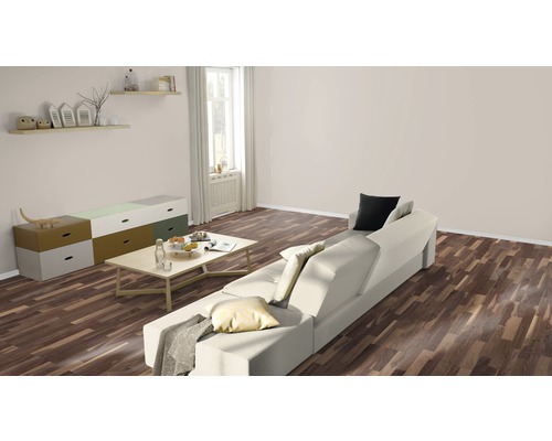 Helles Wohnzimmer mit Sofa, Couchtisch und Kommode