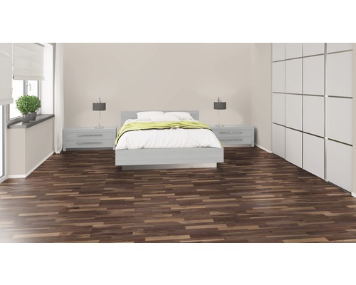 Helles Schlafzimmer mit Bett, Nachttischen, Lampen und Kleiderschrank auf einem Holzboden