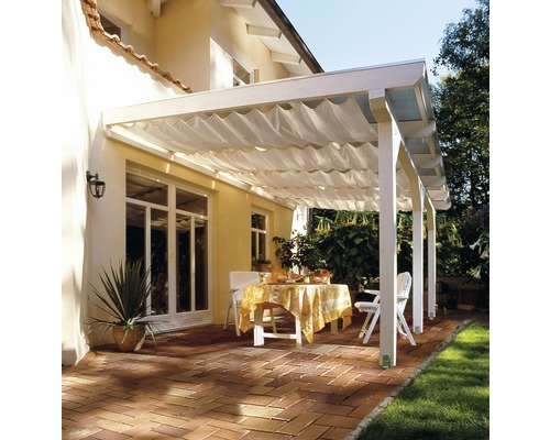 Terrasse mit Überdachung, Tisch und Stühlen