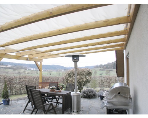 Terrasse mit Holzpergola, Stoffdach, Gartentisch, Stühlen und Gasheizstrahler