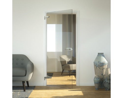 Raumszene mit offener Glastür, Sessel und Vasen