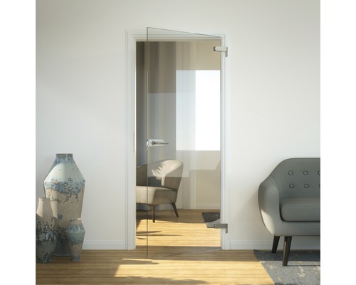 Raumszene mit einer Glastür mit Beschlägen in einem Wohnzimmer