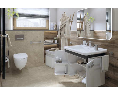 Modernes Badezimmer mit Toilette, Waschtisch, Spiegel und Ablageflächen