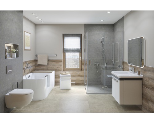 Badezimmer mit ebenerdiger Dusche, Badewanne mit Tür, Waschtisch und Hänge-WC für barrierefreies Wohnen