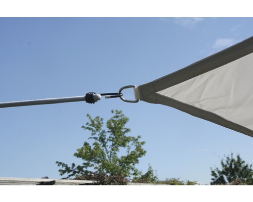 Detailansicht eines Sonnensegels mit Befestigungselementen und Spannseil