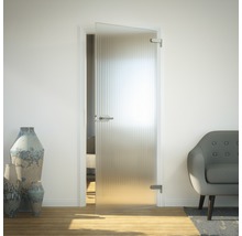 Raumszene mit Glastür, Sessel und Vasen auf Holzboden