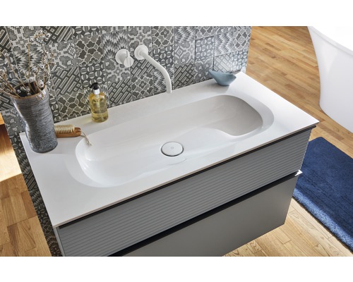 Badezimmer mit Waschtischunterschrank, Aufsatzwaschbecken und Armatur