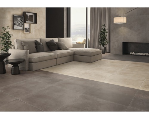 Helles Wohnzimmer mit Fliesenboden, Sofa und Dekoration