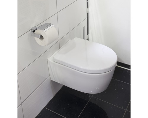 Weißes Hänge-WC mit Toilettenpapierhalter im Badezimmer.