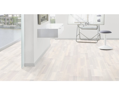 Heller Raum mit hellem Holzboden, Schreibtisch und Hocker