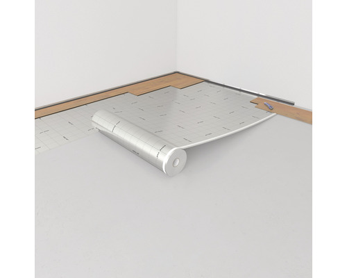 Raumecke mit Dämmunterlage auf dem Boden und Laminatverlegung