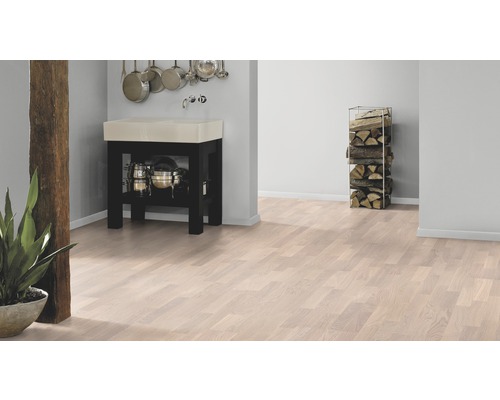 Küchenszene mit hellem Holzboden, Spüle und Holzstapel