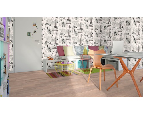 Dekoratives Zimmer mit Fototapete, Möbeln und Holzboden