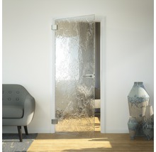 Geöffnete Designtür aus Glas mit Beschlägen in einem Wohnraum.