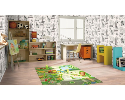 Kinderzimmer mit Schreibtisch, Regalen und Spielteppich