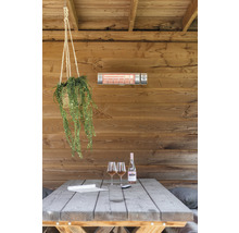Überdachte Terrasse mit Heizstrahler, Tisch, Weinflasche und Gläsern