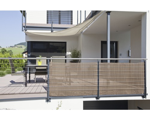 Terrasse mit Sichtschutzmatte, Sonnensegel und Gartenmöbeln