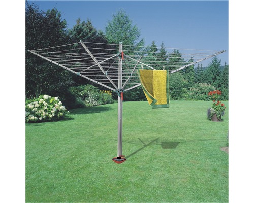 Wäschespinne Idea Trockenlänge 60 m Drehflügelwäscheständer im Garten mit einem aufgehängten Handtuch.