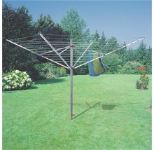 Drehflügelwäschespinne im Garten mit Rasen und Pflanzen