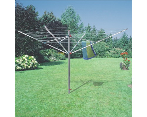 Drehflügelwäschespinne im Garten mit Rasen und Pflanzen