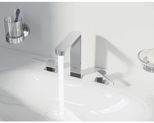 Wasserhahn, Zahnputzbecher und Seifenschale im Badezimmer