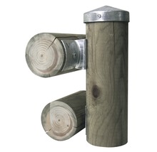 Holzpfosten mit Metallabdeckung und Querstreben