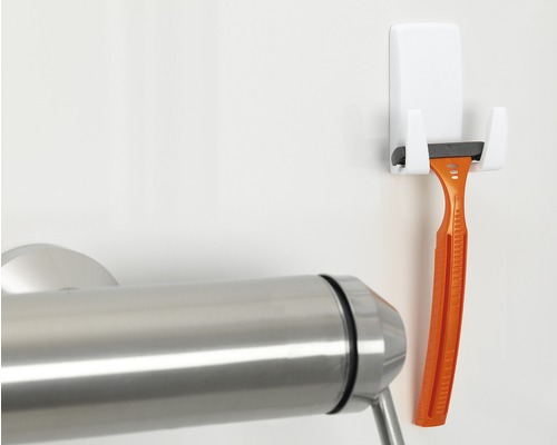 Rasierer mit Halterung an der Wand