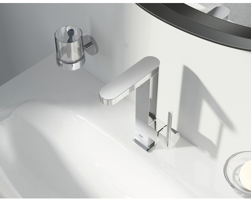 Modernes Badezimmer Waschbecken mit Armatur und Zahnputzbecherhalter