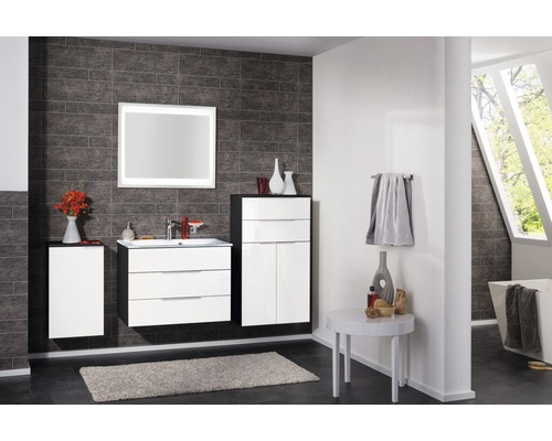 Modernes Badezimmer mit Waschtisch, Spiegelschrank und Badmöbeln in einem Badezimmer mit grauen Fliesen